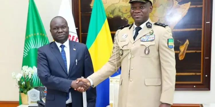Le Président Oligui Nguema reçoit l&rsquo;ambassadeur de l&rsquo;Ouganda au Gabon