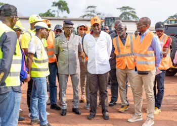À Oyem Charles M&rsquo;BA et le Général Nzengue Nzoudou tancent les sociétés sur le respect du cahier des charges