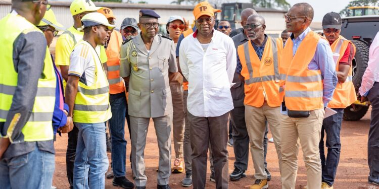 À Oyem Charles M’BA et le Général Nzengue Nzoudou tancent les sociétés sur le respect du cahier des charges