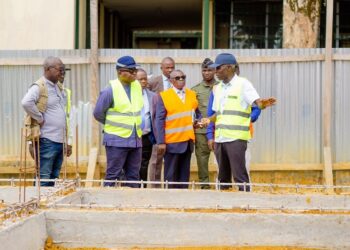 Le ministre Ndoume Essingone en visite sur les chantiers