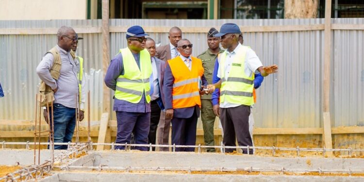 Le ministre Ndoume Essingone en visite sur les chantiers