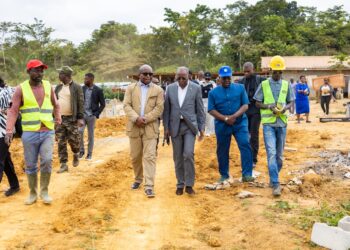 Charles M&rsquo;BA et Hervé Ndoume Essigone visitent le centre universitaire agricole et environnemental d&rsquo;Oyem