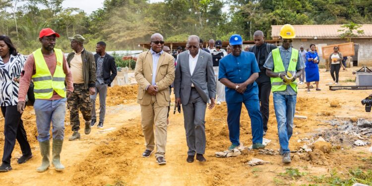 Charles M&rsquo;BA et Hervé Ndoume Essigone visitent le centre universitaire agricole et environnemental d&rsquo;Oyem