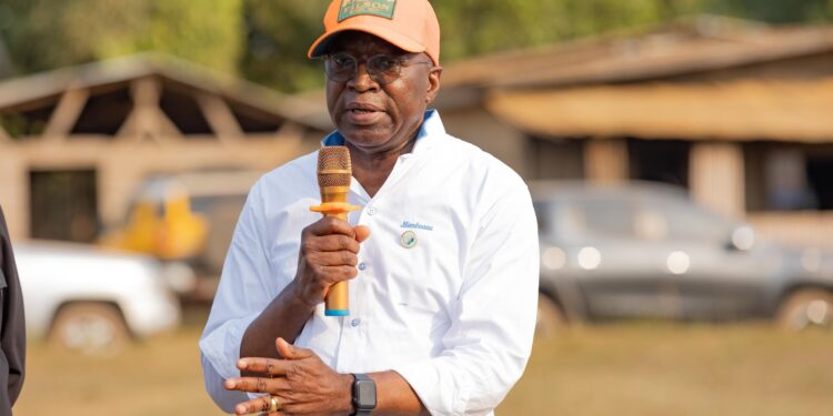 Haut Ntem : Le Président Oligui Nguema dote le Conseil départemental d&rsquo;un tractopelle remis par le Ministre Charles M&rsquo;BA