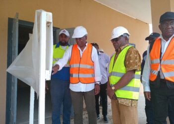Charles M’BA  et Phillipe Tonangoye en visite d’inspection des travaux au centre régional des métiers d’Ebeigne