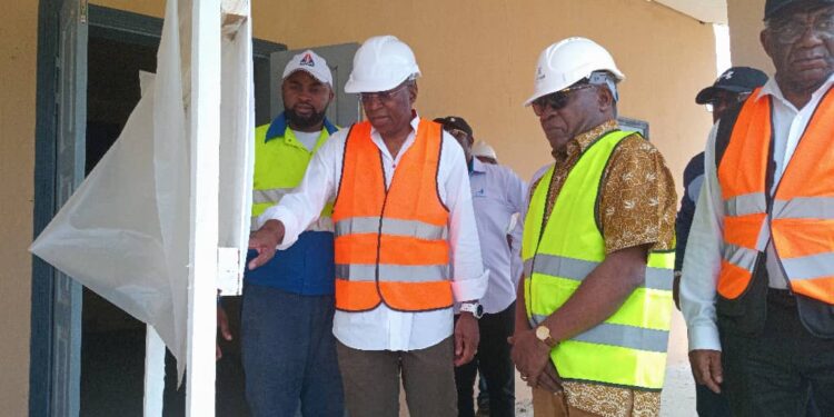 Charles M’BA et Phillipe Tonangoye en visite d’inspection des travaux au centre régional des métiers d’Ebeigne