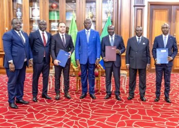 Convention de bitumage de l&rsquo;axe Alembé- Mikouyi signée devant le Président de la République .