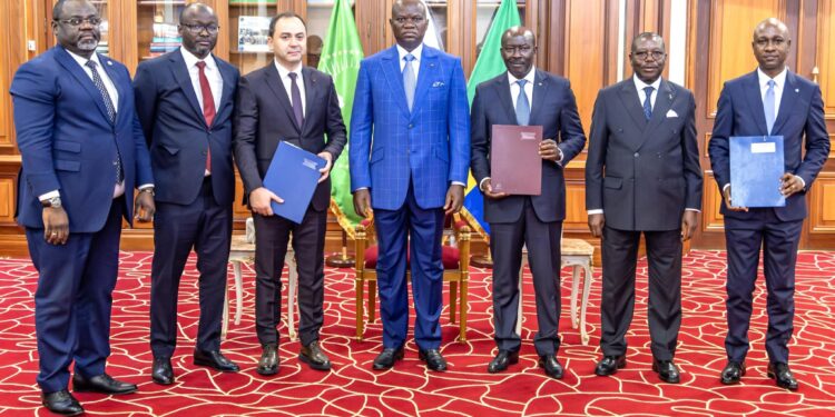 Convention de bitumage de l&rsquo;axe Alembé- Mikouyi signée devant le Président de la République .