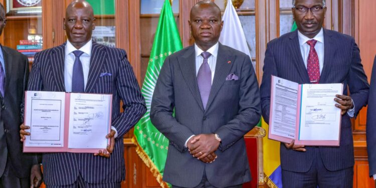Oligui Nguema signe une convention tripartite de 100 milliards FCFA pour l&rsquo;axe Ntoum–Cocobeach