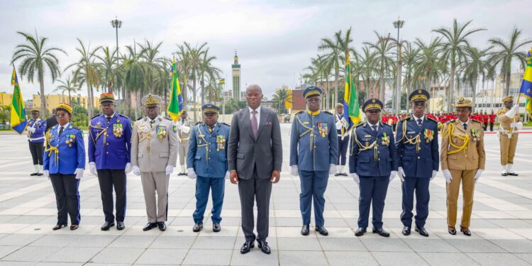 Le Chef de l&rsquo;État Oligui Nguema distingue des officiers en reconnaissance de leur mérite et engagement