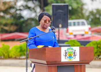 Du haut du Mont-Bouët la ministre de la défense nationale, Brigitte Onkanowa sacralise les couleurs nationales