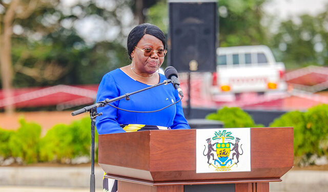 Du haut du Mont-Bouët la ministre de la défense nationale, Brigitte Onkanowa sacralise les couleurs nationales