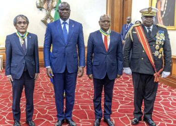 Oligui Nguema congratule Shuji Noguchi et Gilberto Da Piedade Verissimo